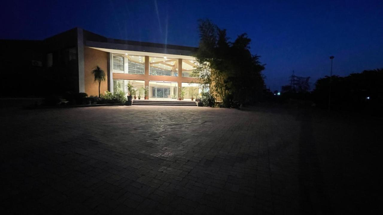 Heaven 7 Hotel & Resort Himatnagar 外观 照片