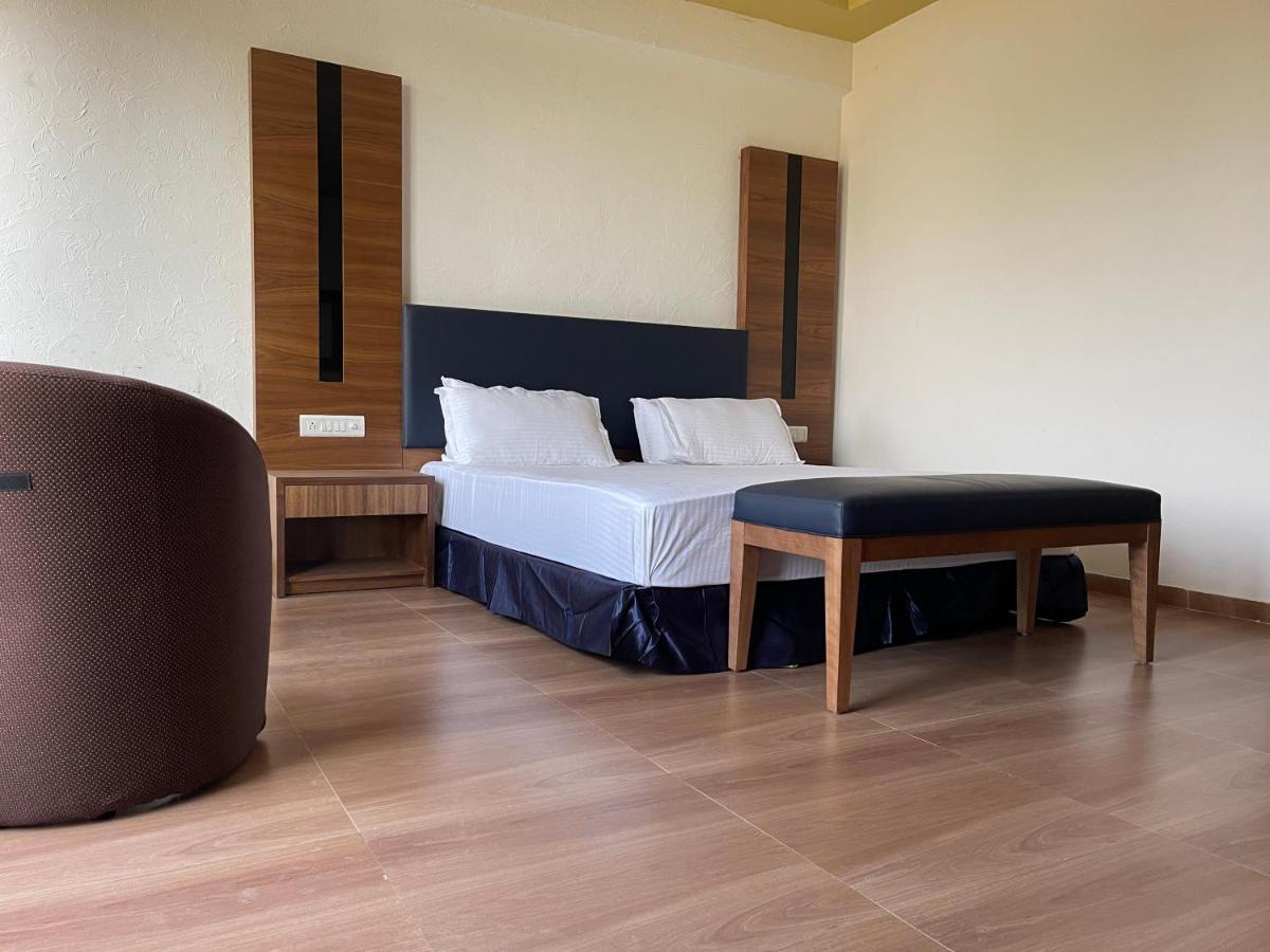 Heaven 7 Hotel & Resort Himatnagar 外观 照片