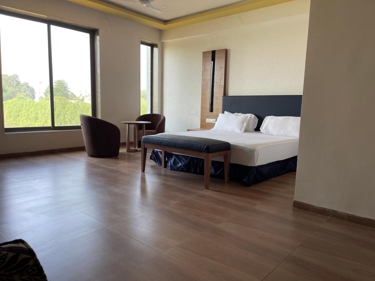 Heaven 7 Hotel & Resort Himatnagar 外观 照片