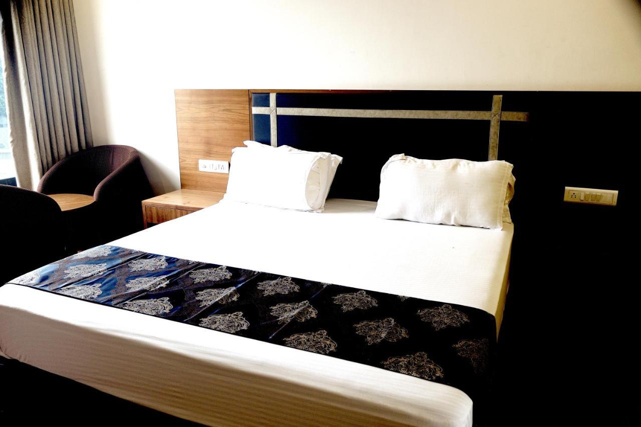 Heaven 7 Hotel & Resort Himatnagar 外观 照片